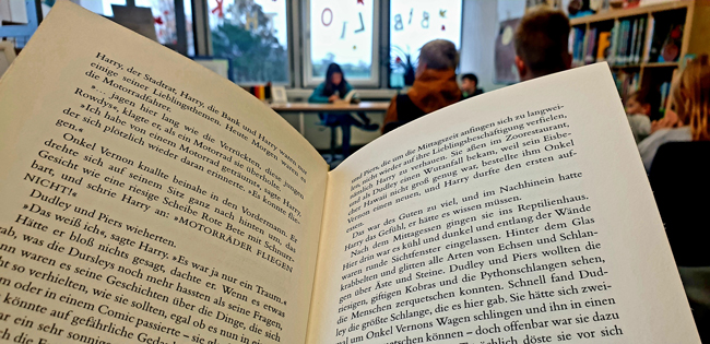 Eine Buchseite aus "Harry Potter und der Stein der Weisen"