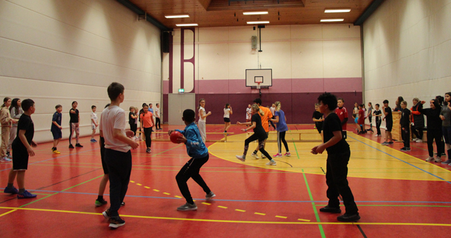 Fünftklässler spielen Völkerball