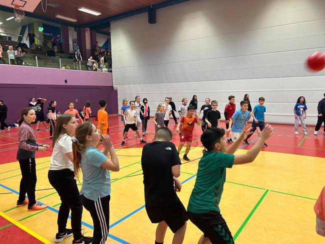 Fünftklassler spielen Völkerball gegeneinander