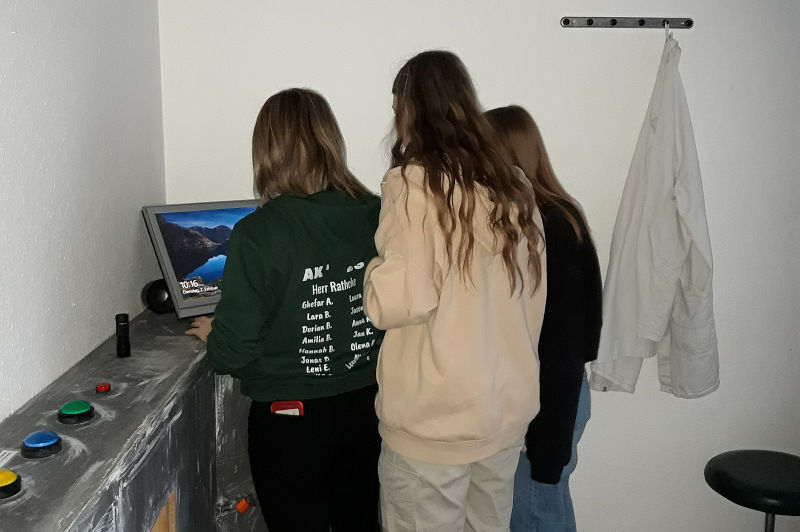 drei Schülerinnen beim Lösen der Rätsel