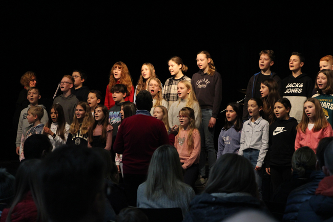 Die Chorschüler der Young Voices singen Lieder