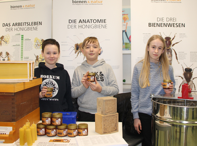 Schüler der Imker-AG präsentieren den GSO-Honig
