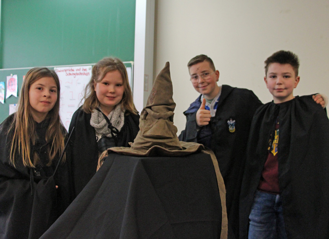Schüler der Harry-Potter-AG mit sprechendem Hut