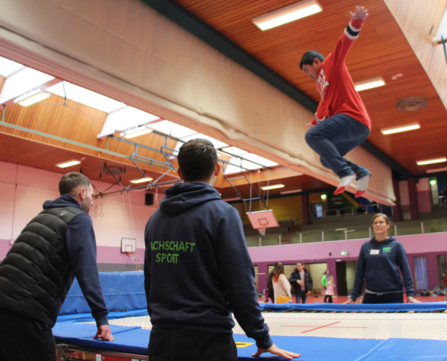 Schüler springt auf Trampolin