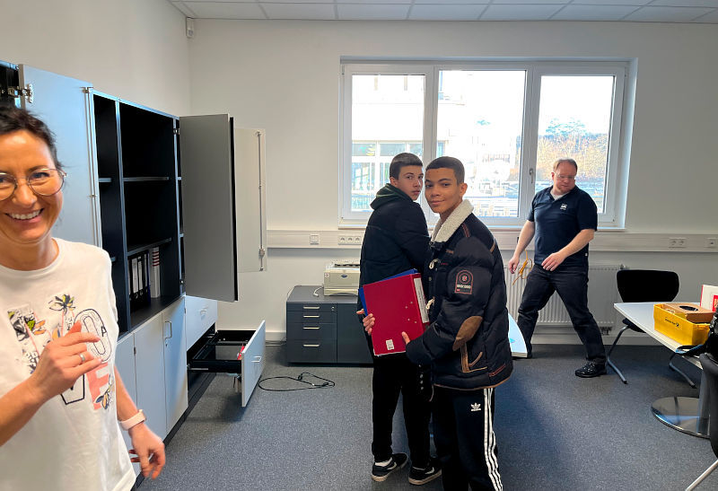 Schülerinnen und Schüler helfen mit