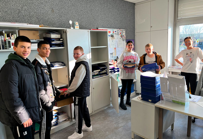 Schülerinnen und Schüler helfen mit