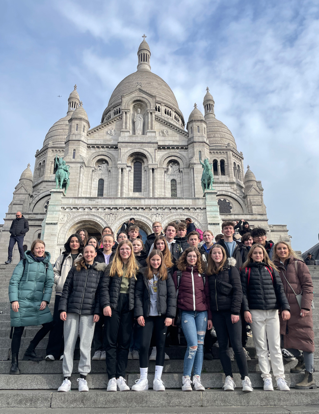 Schüler vor der Basilika Sacre Coeur