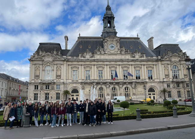 Schülergruppe vor dem Rathaus von Tours