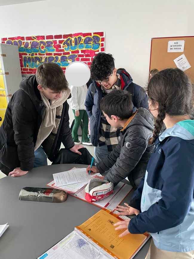 französische Schüler zeigen deutschen Schülern ihre Schule