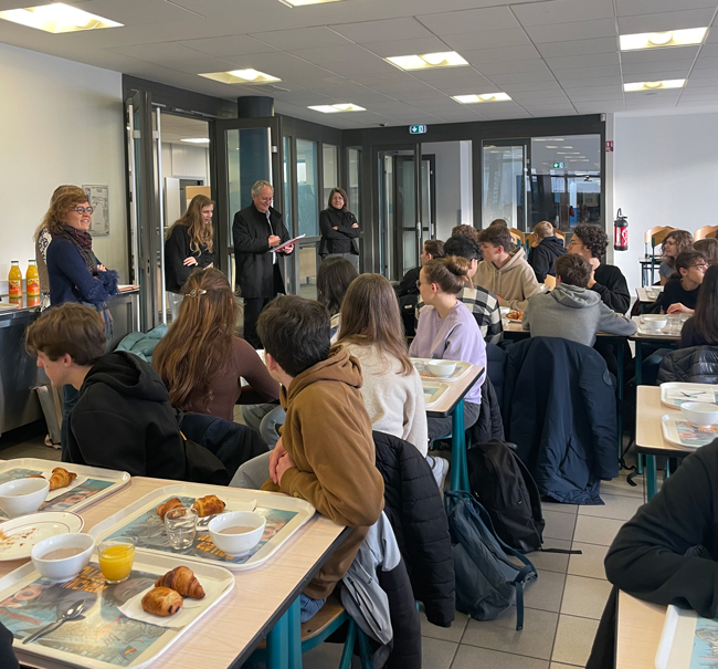Schulleiter begrueßt GSO-Schüler in Kantine der Schule