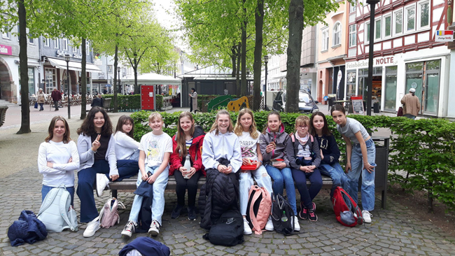 Schüler beim Frühstücken auf einer Parkbank