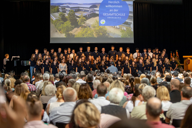 Chorschüler auf großer Bühne vor Publikum