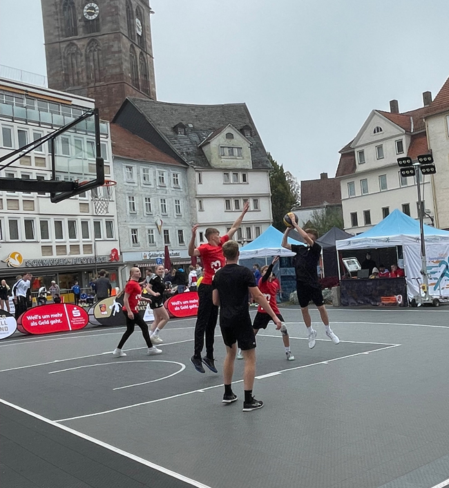 Schüler auf dem Basketballplatz