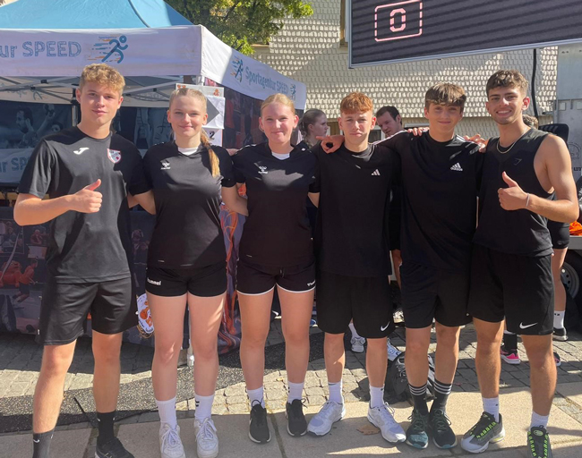 Schülerteam in schwarzer Sportkleidung