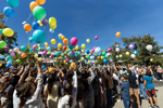 Schüler lassen bunte Ballons in den Himmel steigen