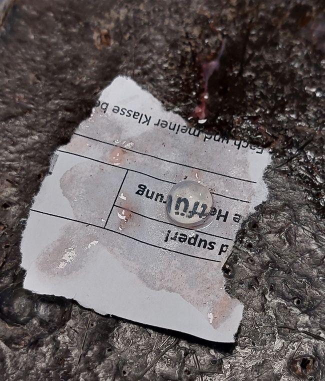 Linse auf Papierschnipsel
