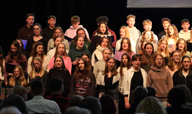 Chorschüler singen vor dem Publikum