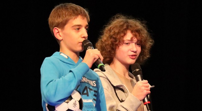 Zwei Schüler mit Mikro 