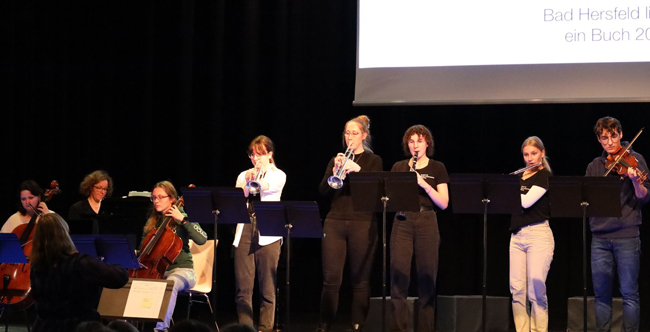Orchester mit Bläsern und Streichern