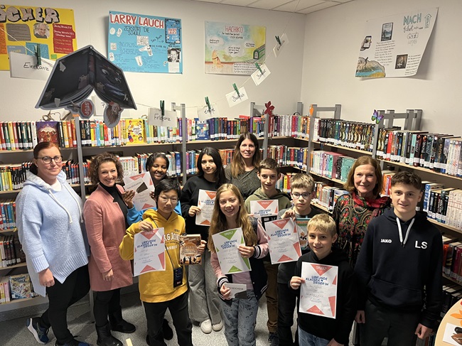 Gruppenbild mit Vorlesern und Jurymitgliedern