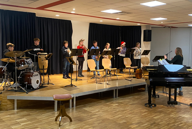Blaeserklasse auf der Bühne in der Aula