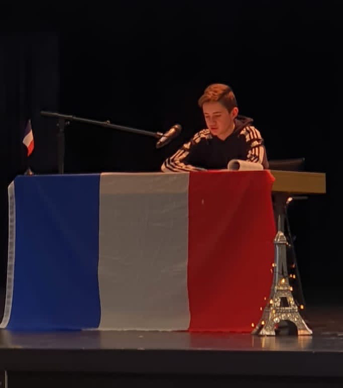 ein weiterer Schüler bei seinem Lesevortrag