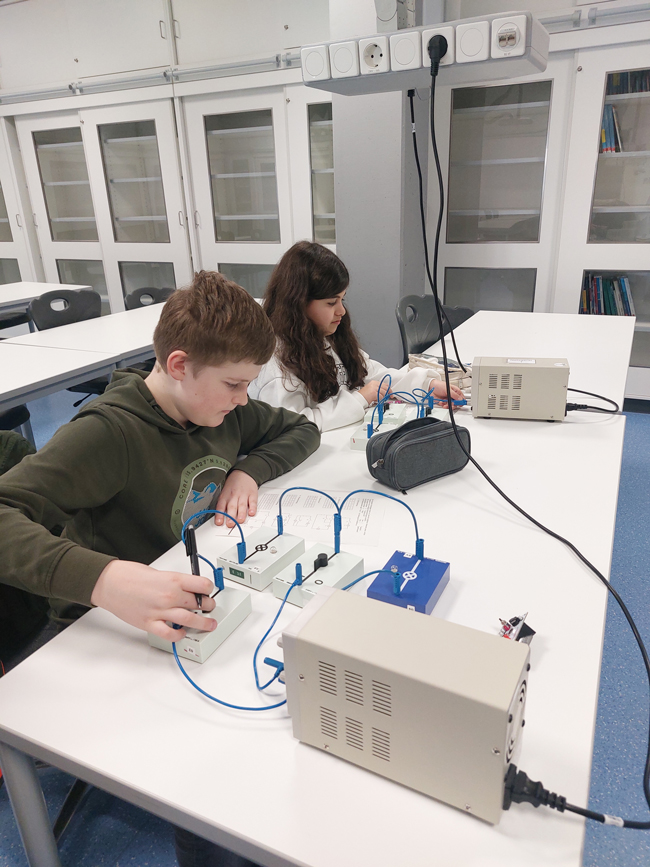 Ein Schüler und eine Schülerin bauen Stromkreise