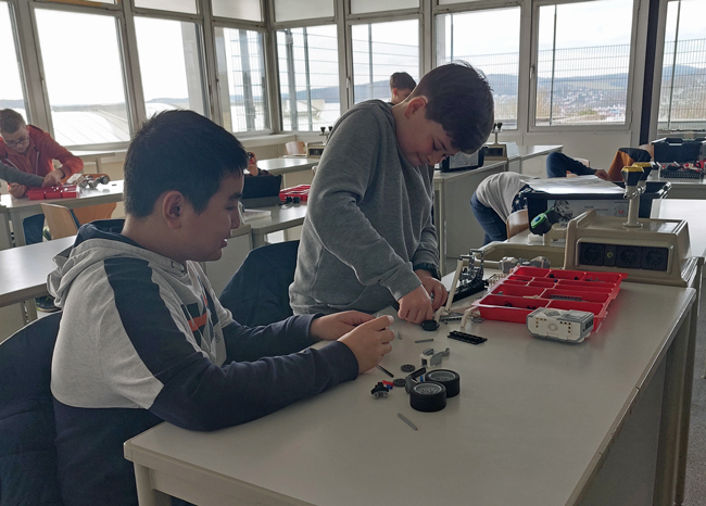Zwei Schüler bauen mit Lego
