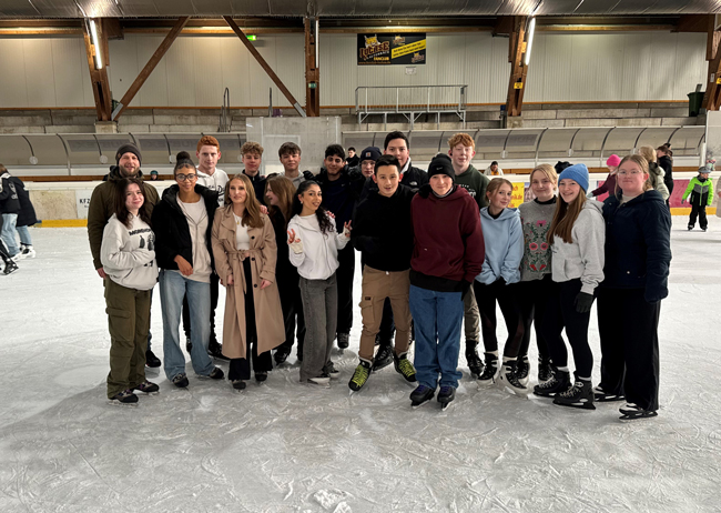 Schüler auf Eisfläche