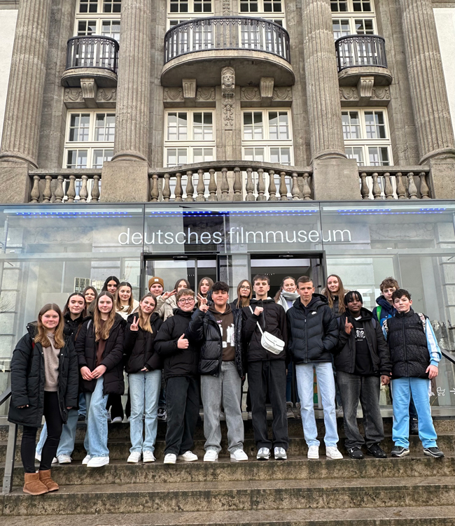 Schüler vor Eingang Filmmuseum