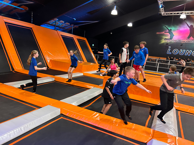 Schüler springen auf Trampolinen