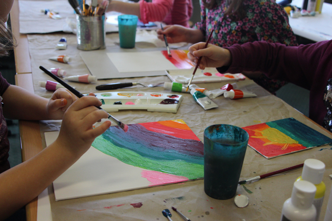 Kinder malen bunte Bilder