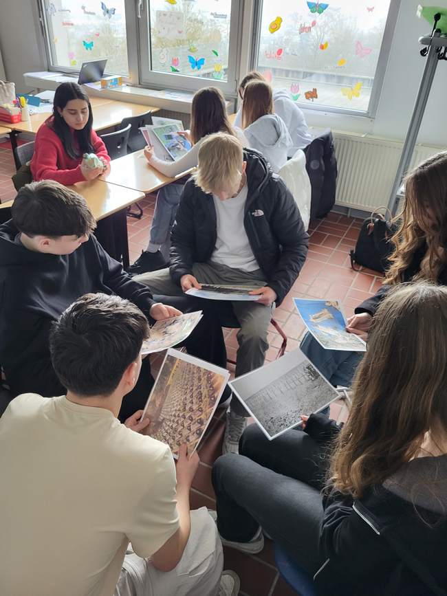 Schüler im Stuhlkreis bei einer Gruppenarbeit