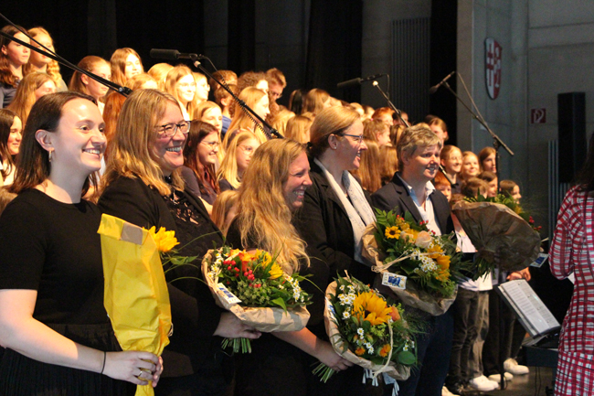 Musiklehrerinnen mit Blumensträußen