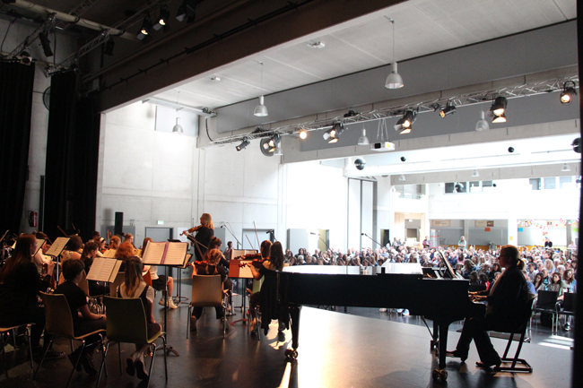 Miniorchester von der anderen Seite zu sehen