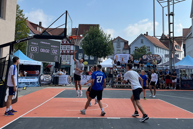Schüler in Aktion auf dem Basketballplatz