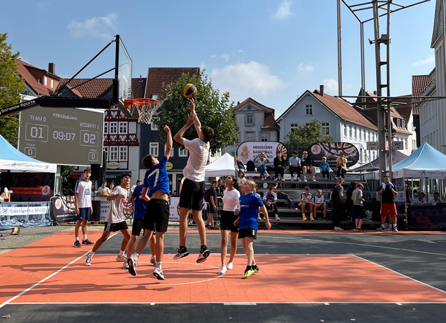 Basketball spielende Schüler