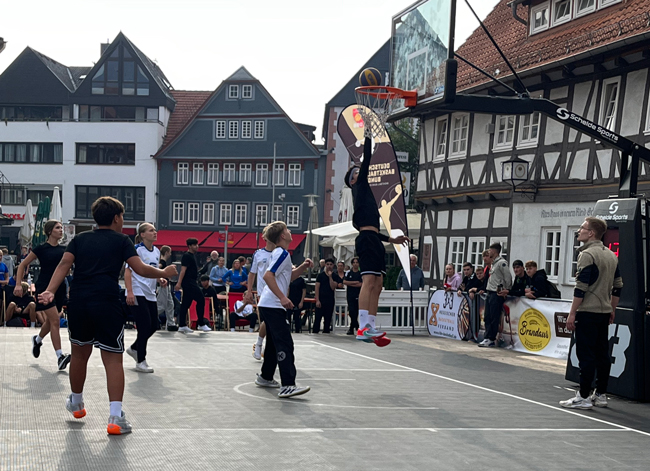 Schüler macht Dunking