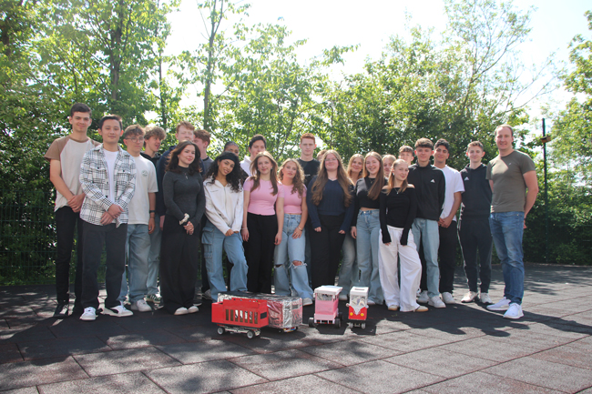 Gruppenfoto aller Schüler mit Bussen