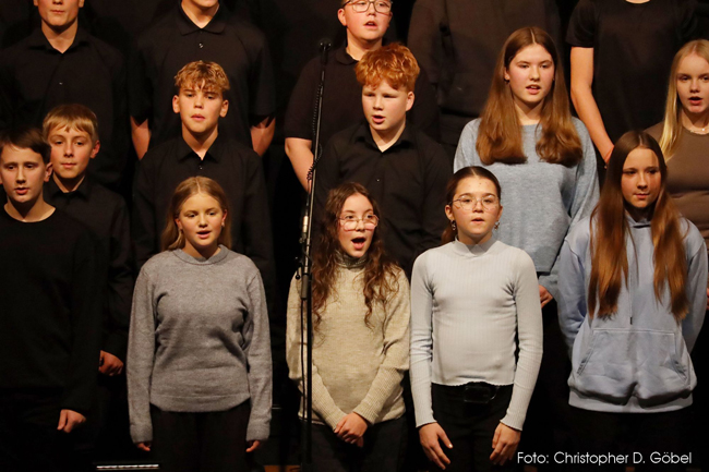 Chorschüler singen vor dem Publikum