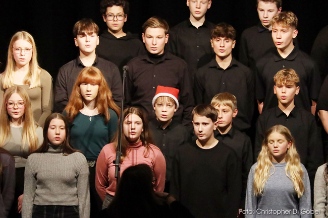 Chorschüler singen vor dem Publikum
