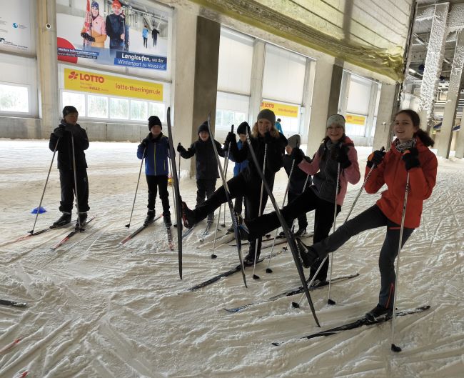 Schüler auf Skiern in der Skihalle