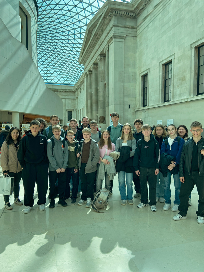 Schüler in einem riesigen Museumsgebäude mit Glaskuppel