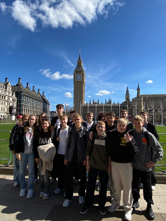 Schüler vor Big Ben, Sonnenschein