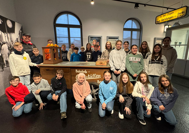 Gruppenfoto im Bahnmuseum