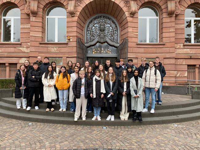 Gruppenfoto vorm Museumsgebäude