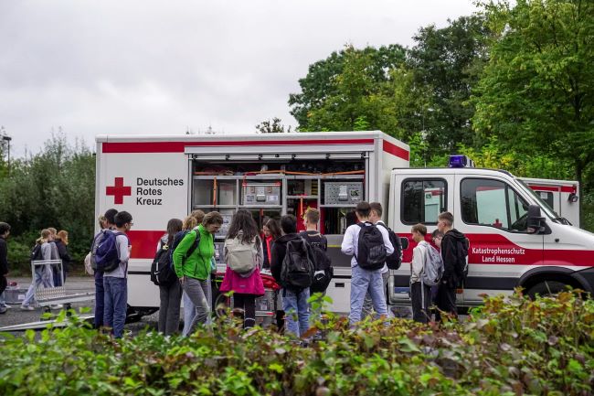 Schüler vor einem geöffneten Rettungswagen des DRK