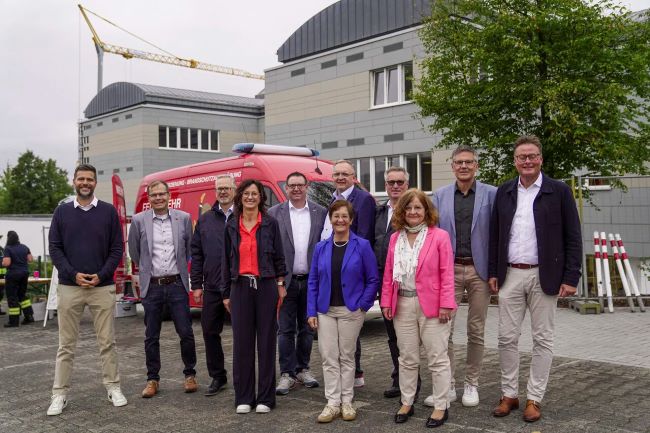 Gruppenbild mit Schulleiterin, Stellvertreter und Gästen aus der Politik und den benachbarten Schulen