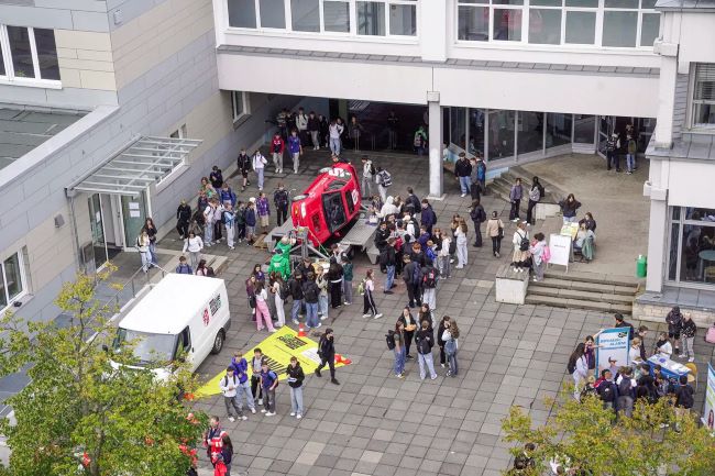 Blick von oben auf den Schulhof