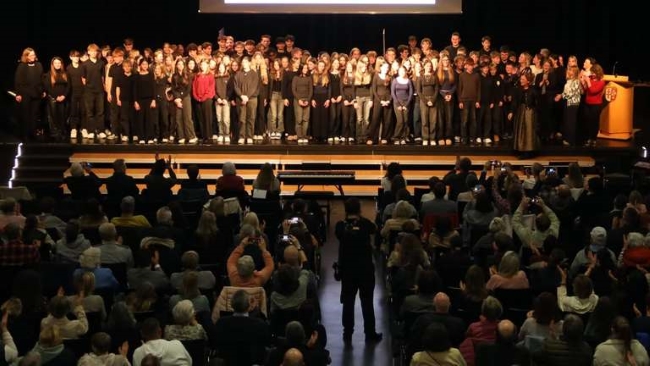 Alle Mitwirkenden auf der Bühne vorm applaudierenden Publikum